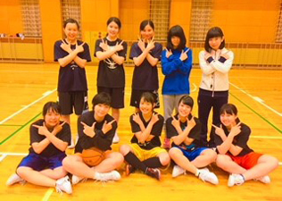 女子バスケットボール部のメンバーの写真