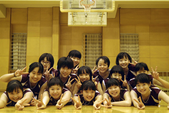 女子バスケットボール部のメンバーの写真